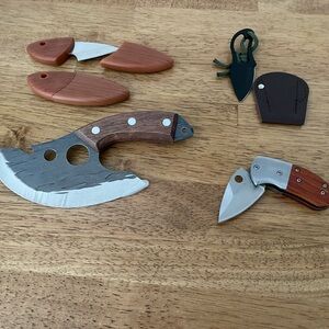 5 PIECE KNIFE FOR COLLECTORS OR TO TAKE FISHING OR IN THE FIELD, 3 HAS COVERS